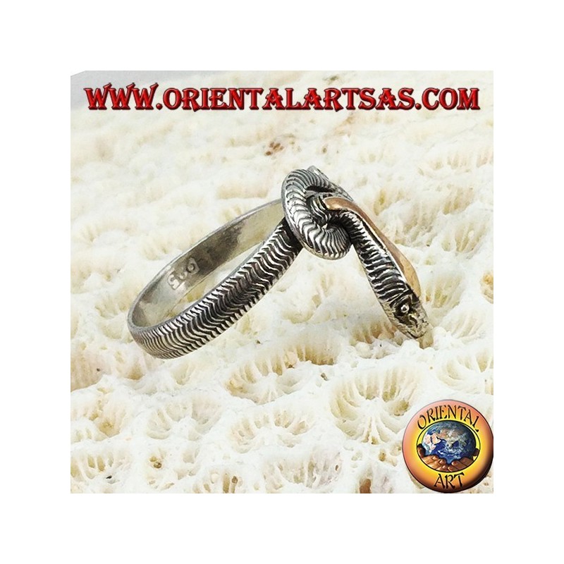 Bague en argent en forme de serpent entier avec une plaque en or au-dessus de la tête