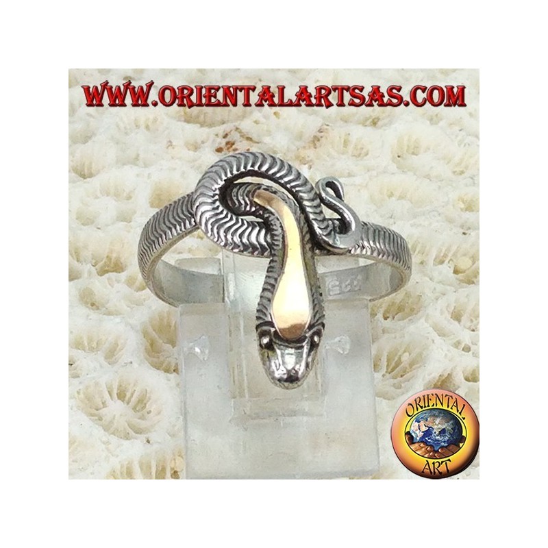 Anillo de plata en forma de una serpiente entera con una placa dorada sobre la cabeza
