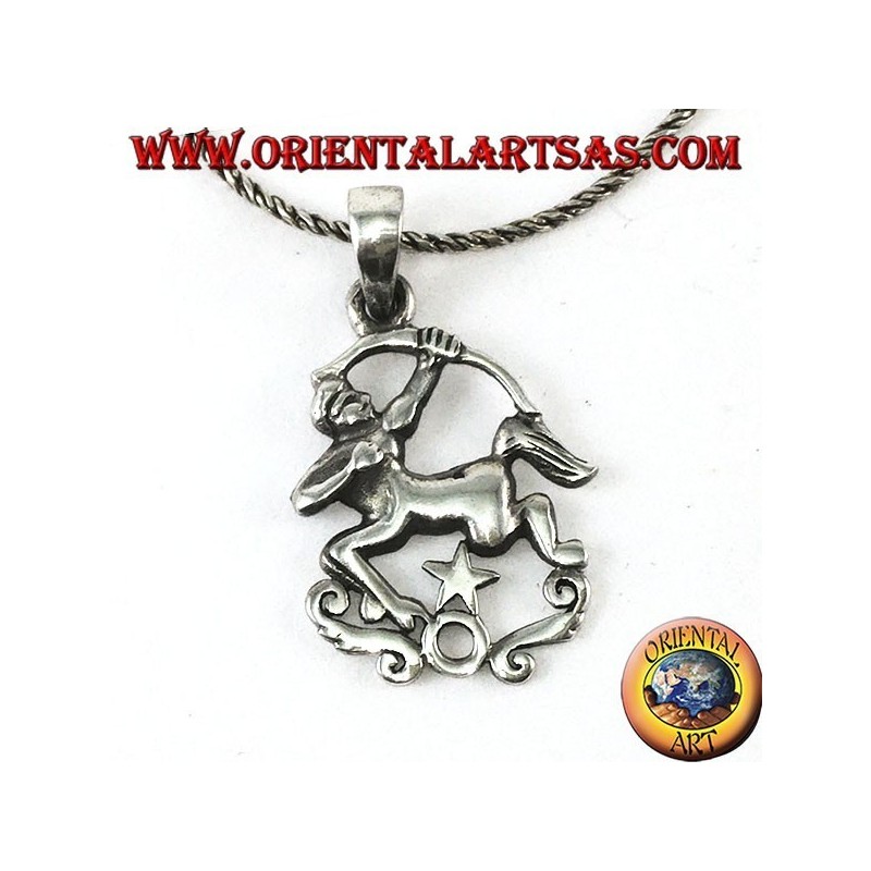 Pendentif en argent représentant un centaure avec un arc et une étoile