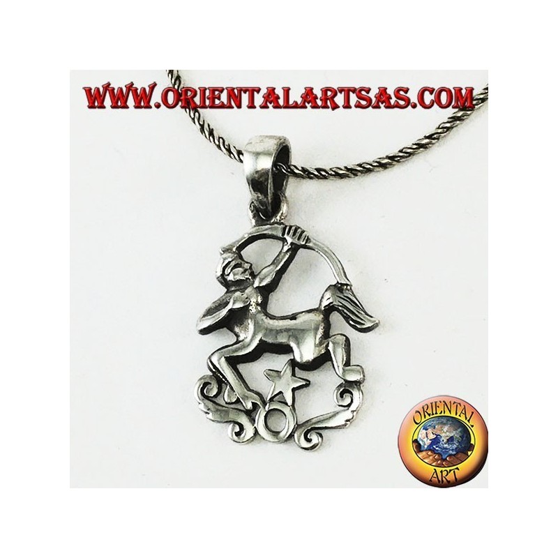 Colgante de plata con un centauro con arco y estrella