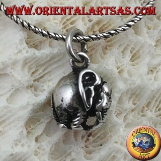 Colgante elefante plateado con probóscide tridimensional