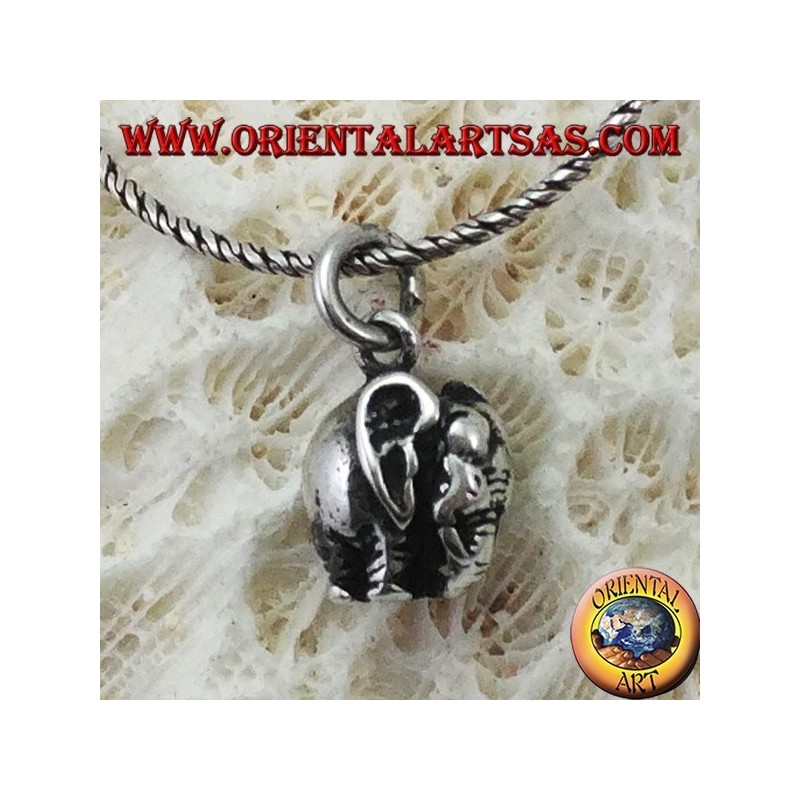 Colgante elefante plateado con probóscide tridimensional