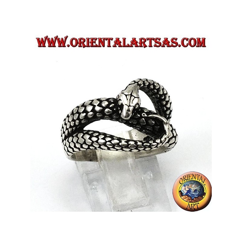 Anillo de plata en forma de serpiente cobra que muerde