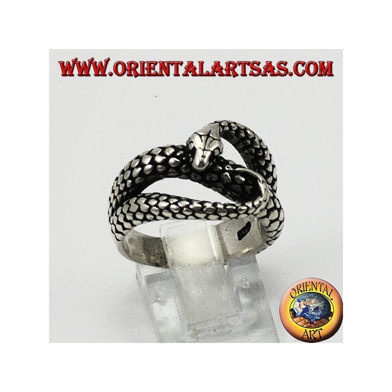 Anello in argento a forma di serpente cobra che si morde