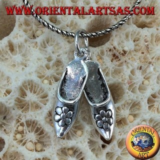 Colgante de plata con zapatos indios con flores