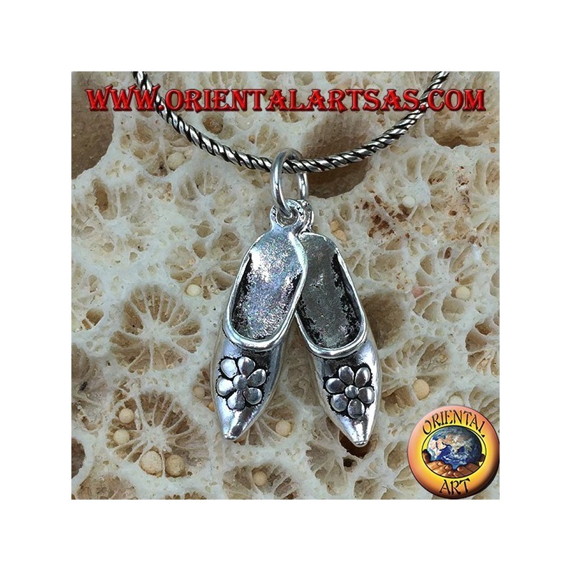 Pendentif en argent paire de chaussures indiennes avec fleur