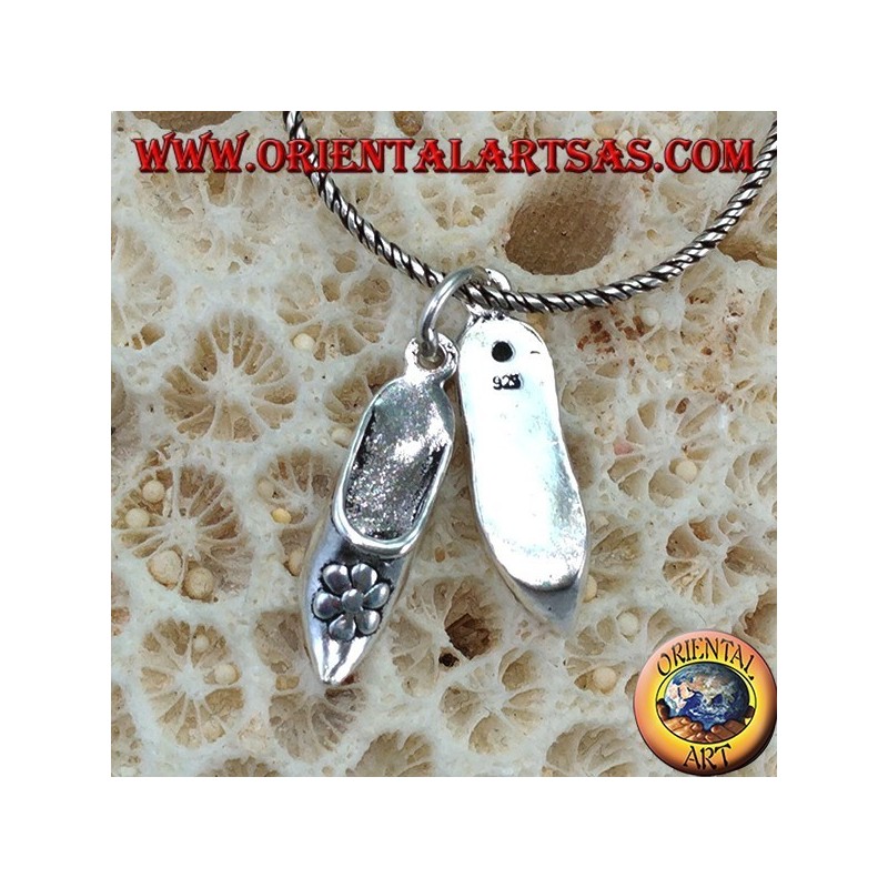 Colgante de plata con zapatos indios con flores