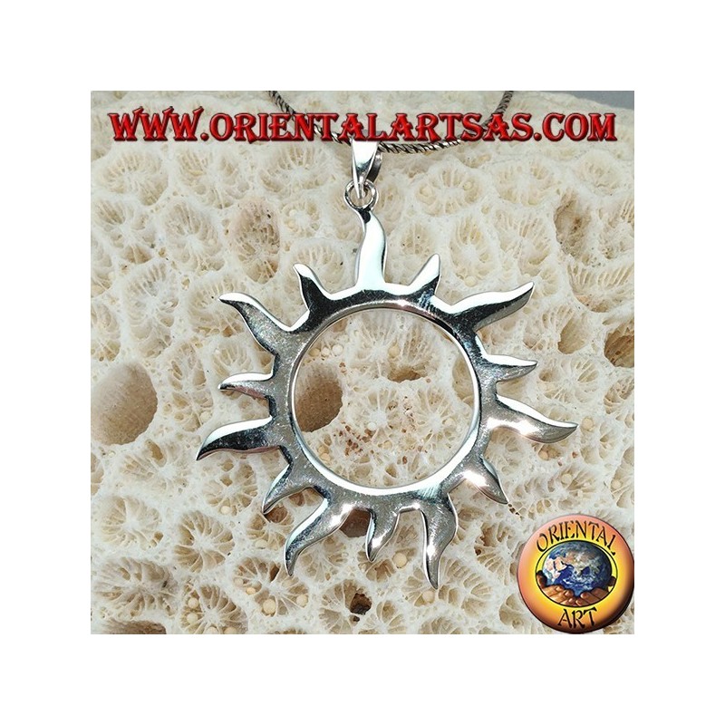 Silberner Anhänger mit Sonnenstrahlen