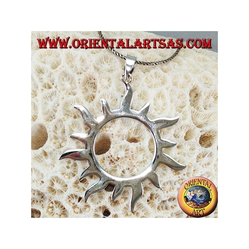 Silberner Anhänger mit Sonnenstrahlen