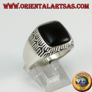 Silberring mit quadratischem Onyx, umgeben von Gravuren