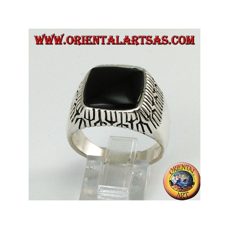 Anillo de plata con ónix cuadrado rodeado de grabados