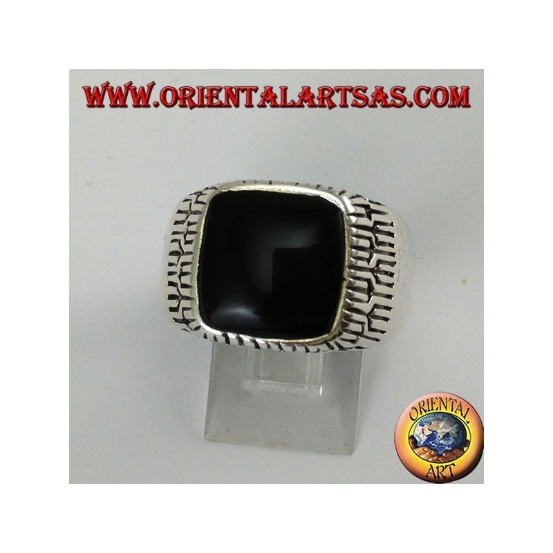 Silberring mit quadratischem Onyx, umgeben von Gravuren