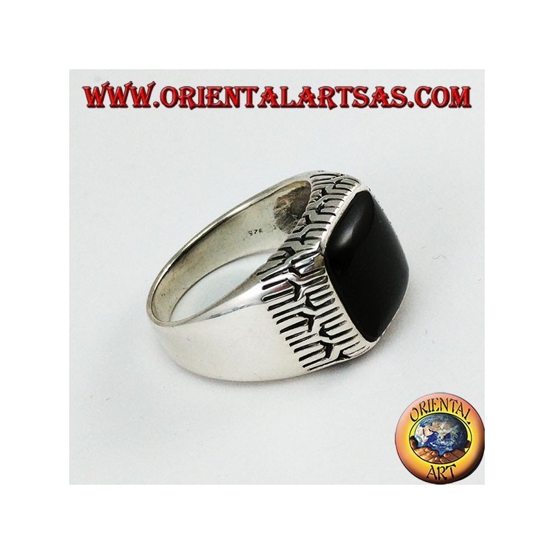 Bague en argent avec onyx carré entouré de gravures