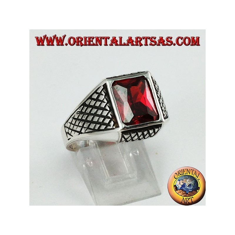 Silberner Herrenring mit rechteckigem facettiertem Granat