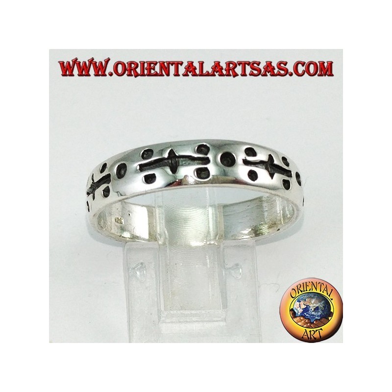 Anillo de plata en la mano grabado con puntos
