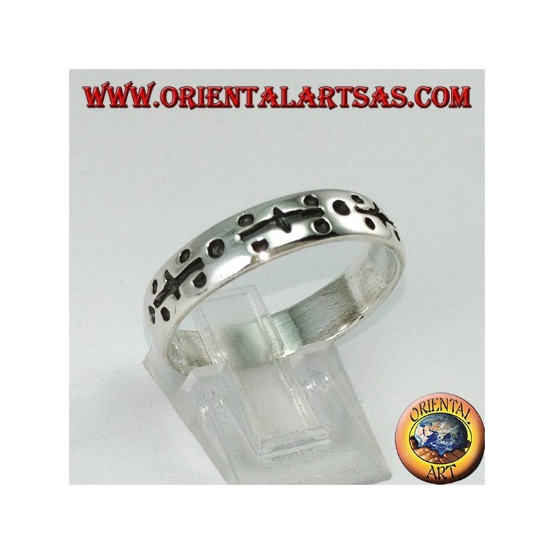 Silberner Ring in der Hand graviert mit Punkten