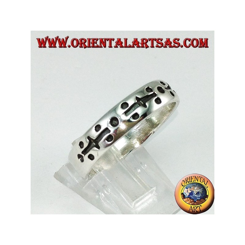 Bague en argent à la main gravée de points