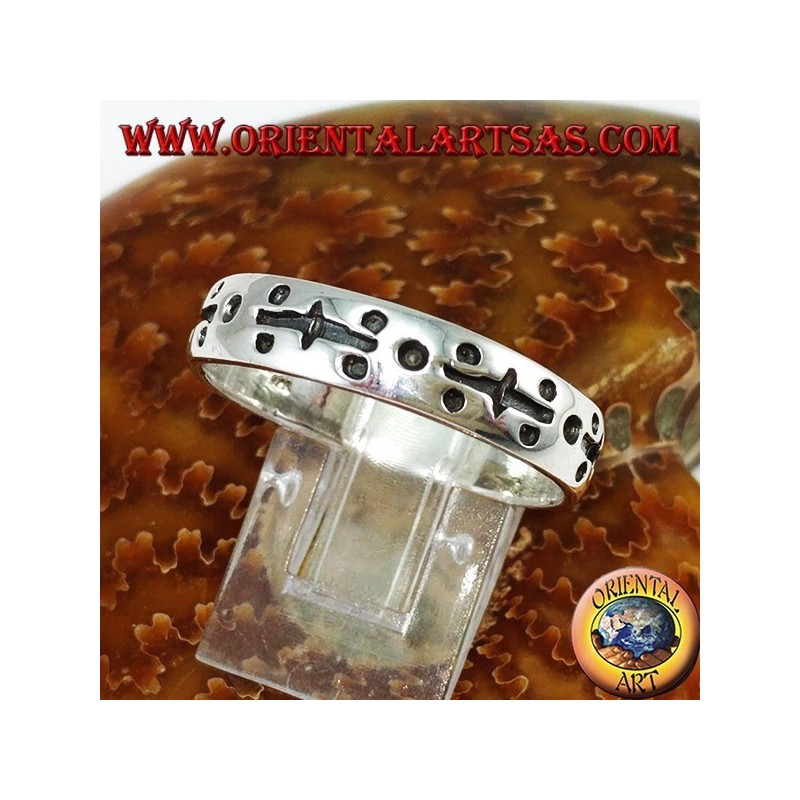 Silberner Ring in der Hand graviert mit Punkten