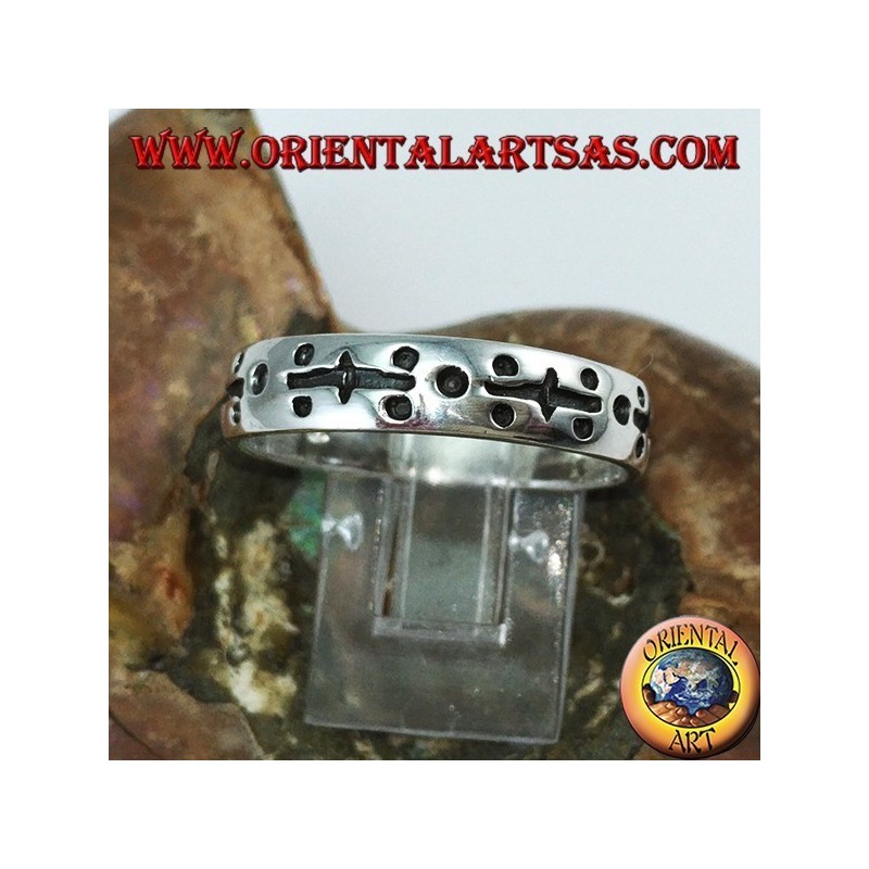 Anillo de plata en la mano grabado con puntos