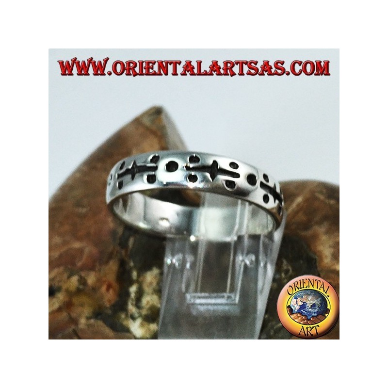 Anillo de plata en la mano grabado con puntos