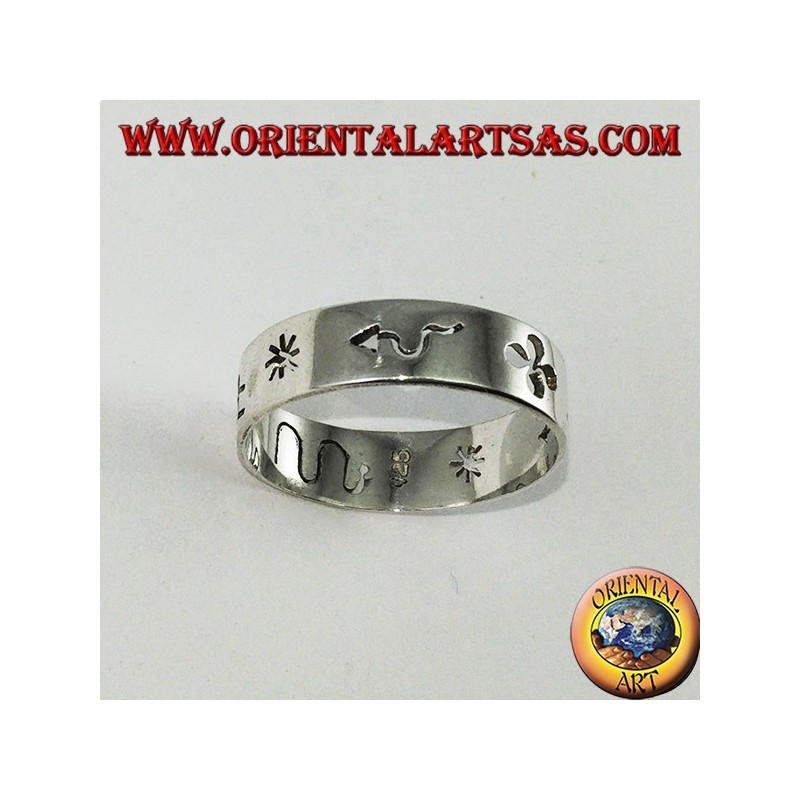 Anello a fedina in argento intagliata a mano 