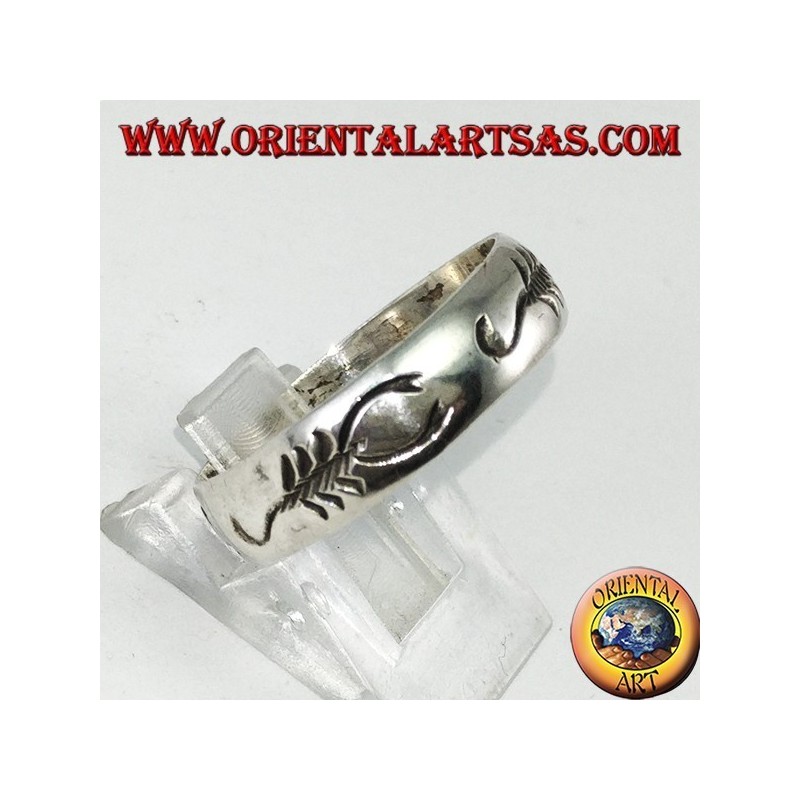 Anillo de plata con escorpión incrustado