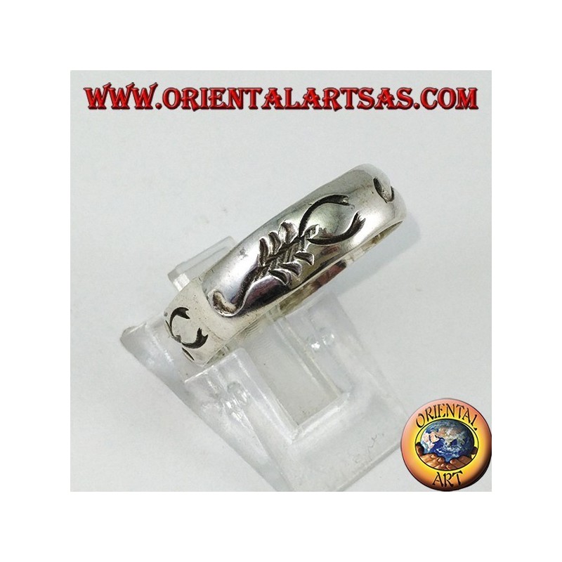 Anillo de plata con escorpión incrustado