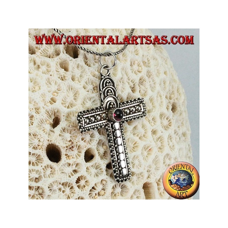 Pendentif en argent, croix faite à la main avec grenat au centre