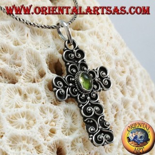 Pendentif en argent, croix baroque fait à la main avec péridot au centre