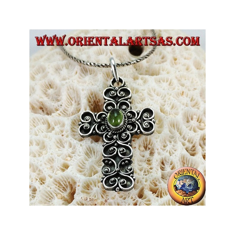 Silberner Anhänger, barockes Kreuz, handgefertigt mit Peridot in der Mitte