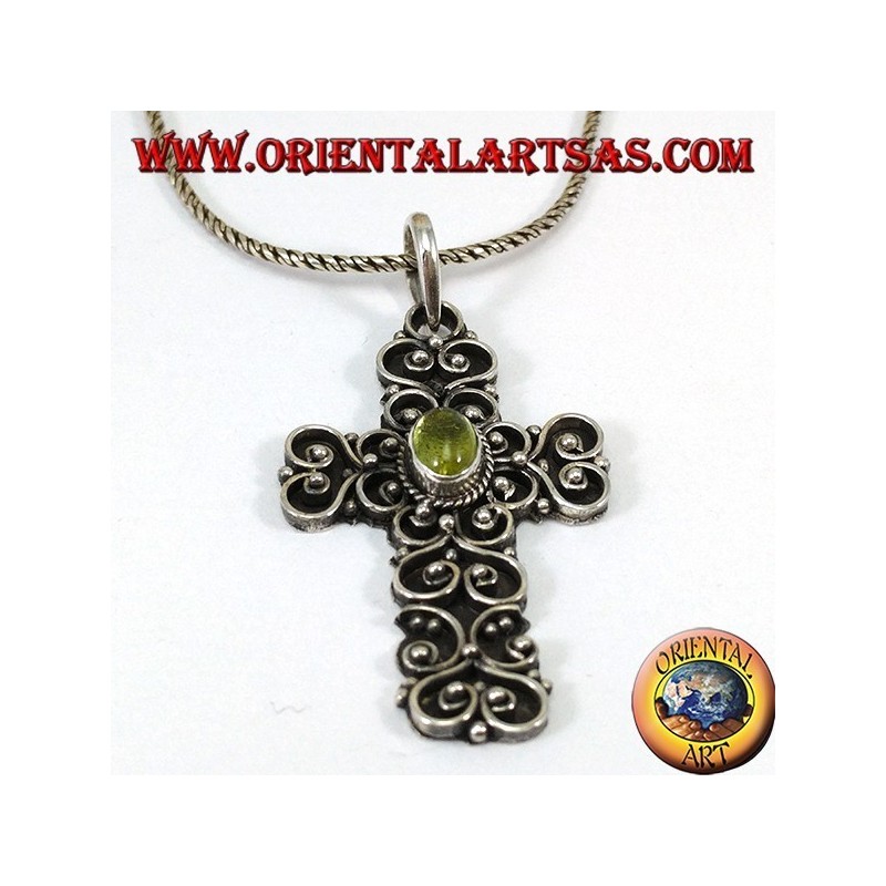 Pendentif en argent, croix baroque fait à la main avec péridot au centre