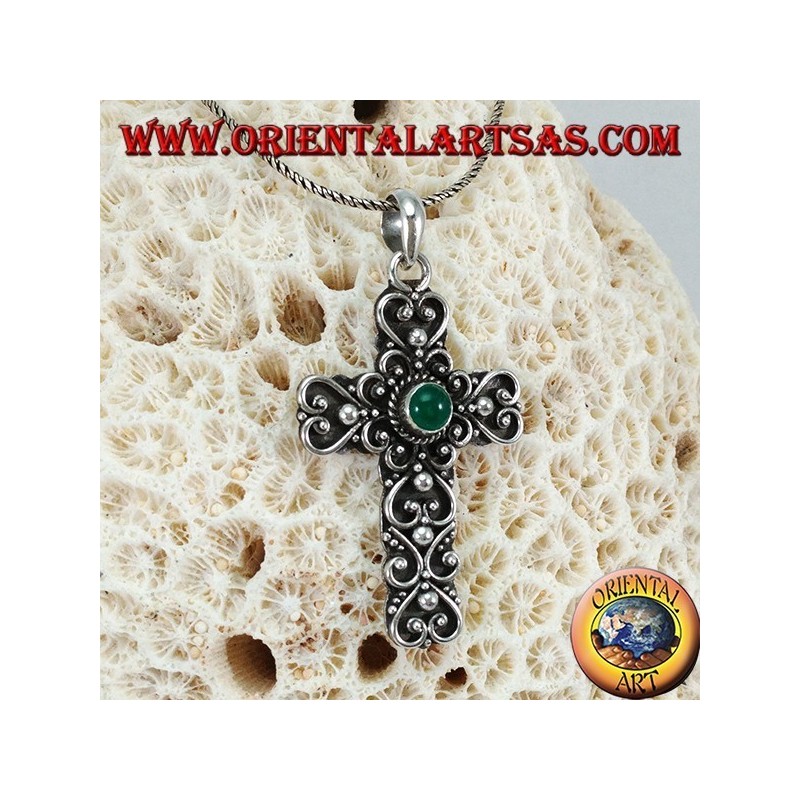 Pendentif en argent, croix baroque fait à la main avec de l'agate verte au centre