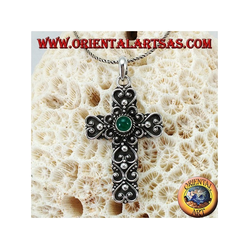 Pendentif en argent, croix baroque fait à la main avec de l'agate verte au centre