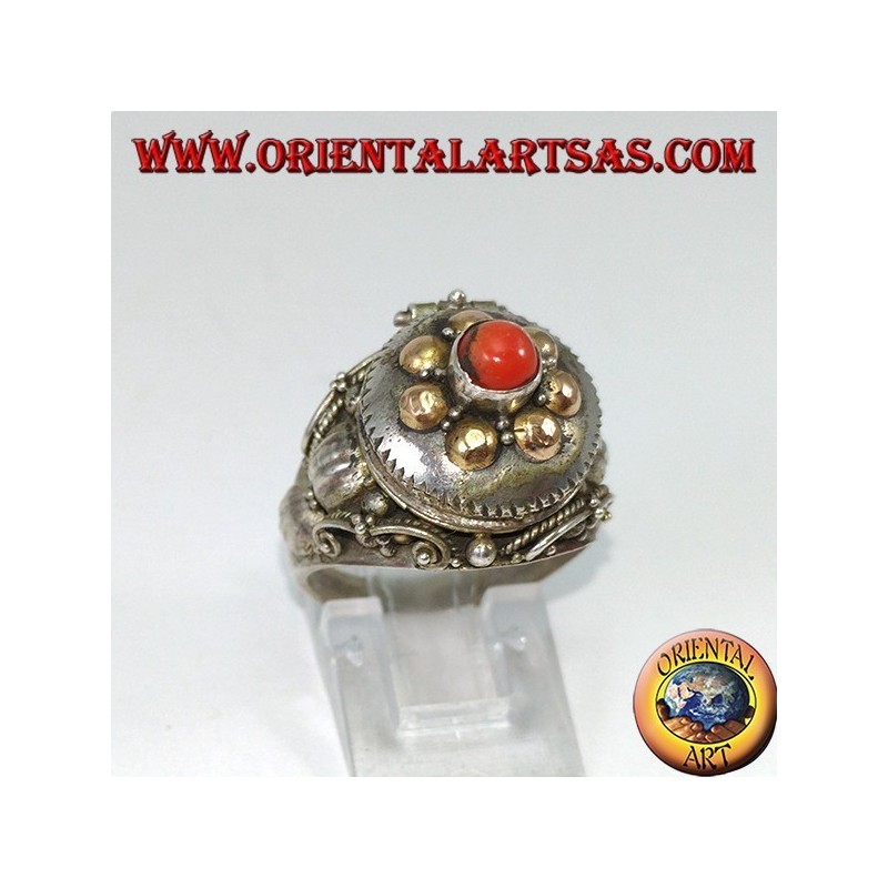 Anello in argento a scatola porta veleno con palline in oro e corallo