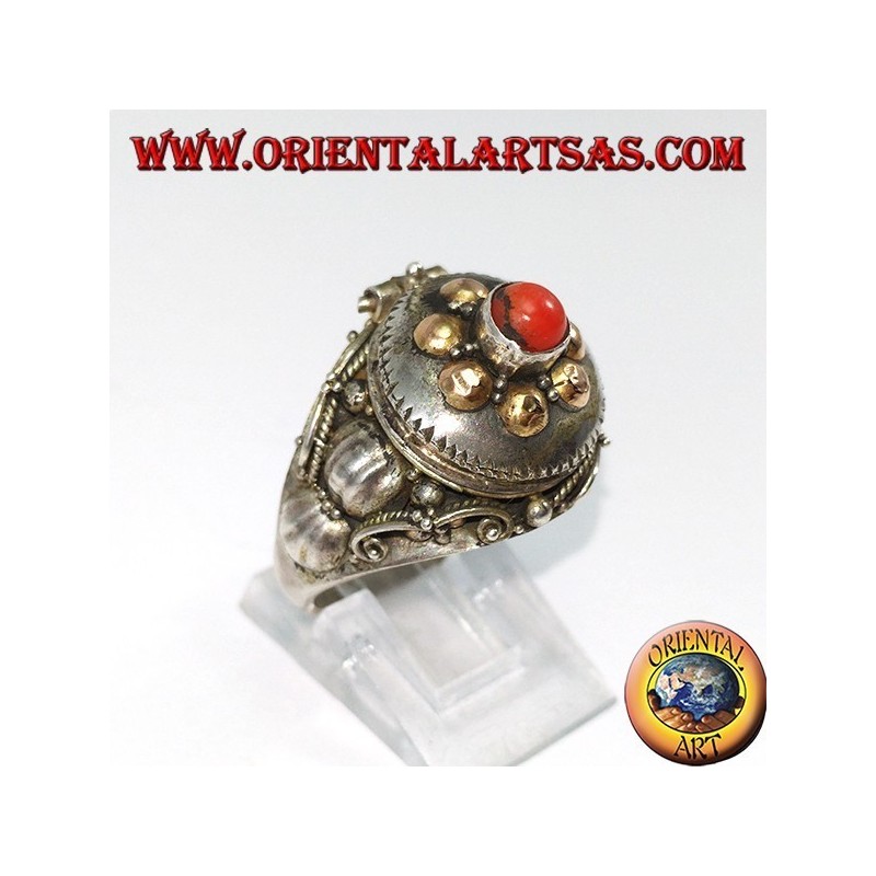 Bague en argent dans une boîte de poison avec des perles d'or et de corail