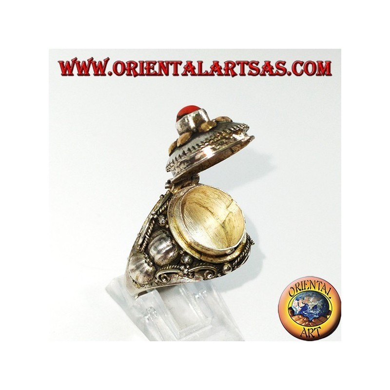 Bague en argent dans une boîte de poison avec des perles d'or et de corail
