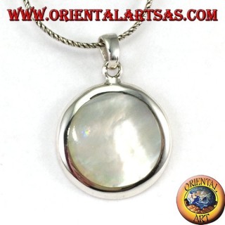 Silver pendant with round mother-of-pearl