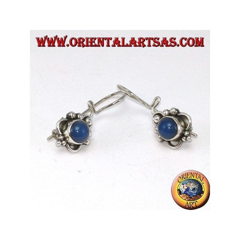 Boucles d'oreilles en argent avec des décorations ronds d'agate et de pois bleus