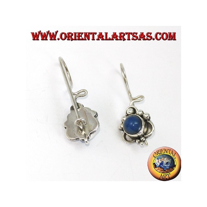 Boucles d'oreilles en argent avec des décorations ronds d'agate et de pois bleus