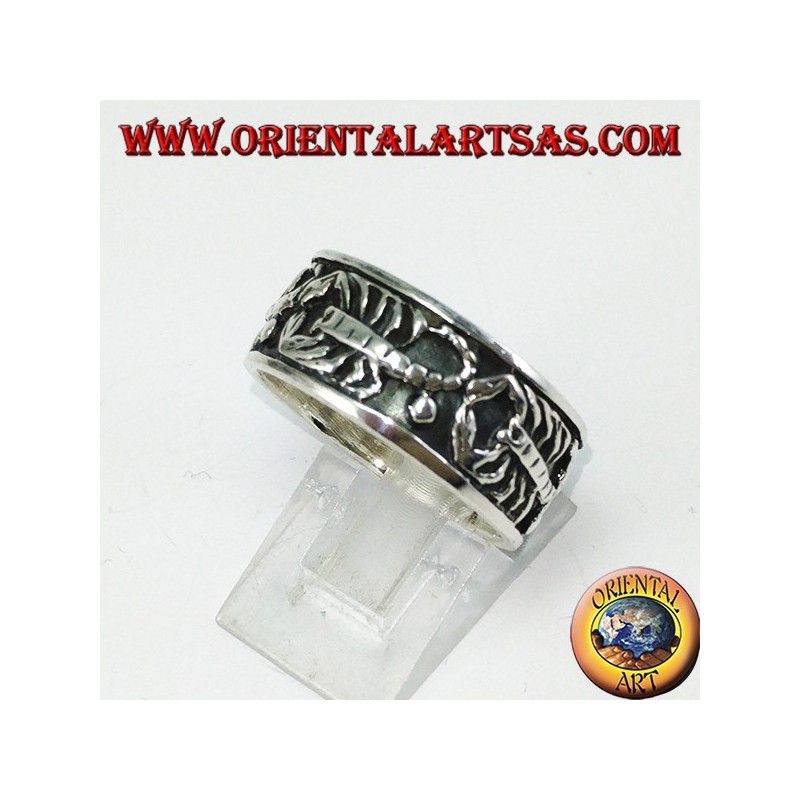 Anello a fascia in argento con scorpioni a bassorilievo