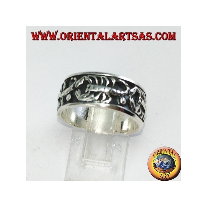 Anillo de plata con escorpiones en bajorrelieve