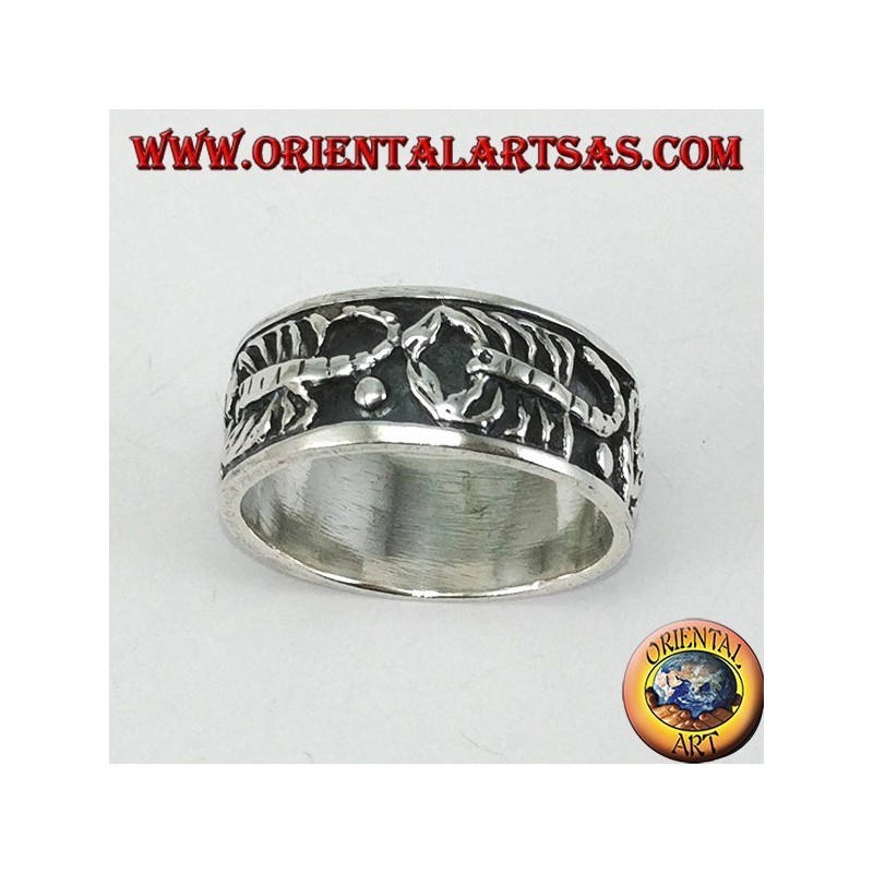 Anillo de plata con escorpiones en bajorrelieve