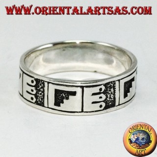 Sortija en plata con bajo relieve maya