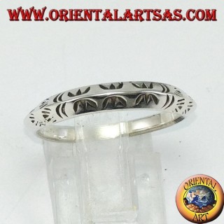 Anillo de plata con perfil triangular tallado a mano