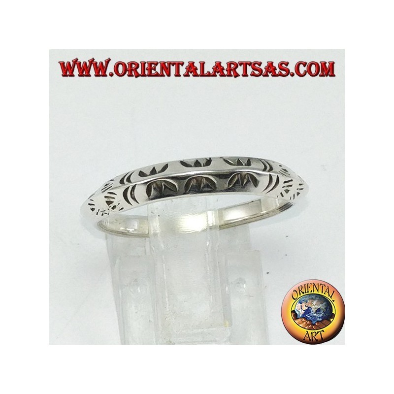 Silberner Ring mit dreieckigem Profil von Hand geschnitzt