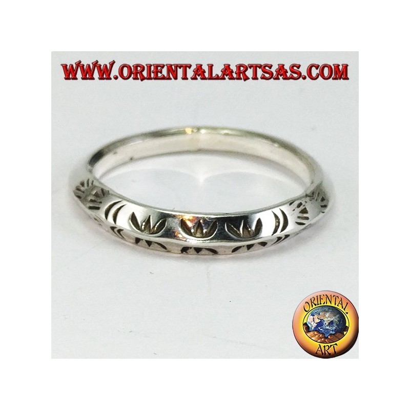 Anillo de plata con perfil triangular tallado a mano