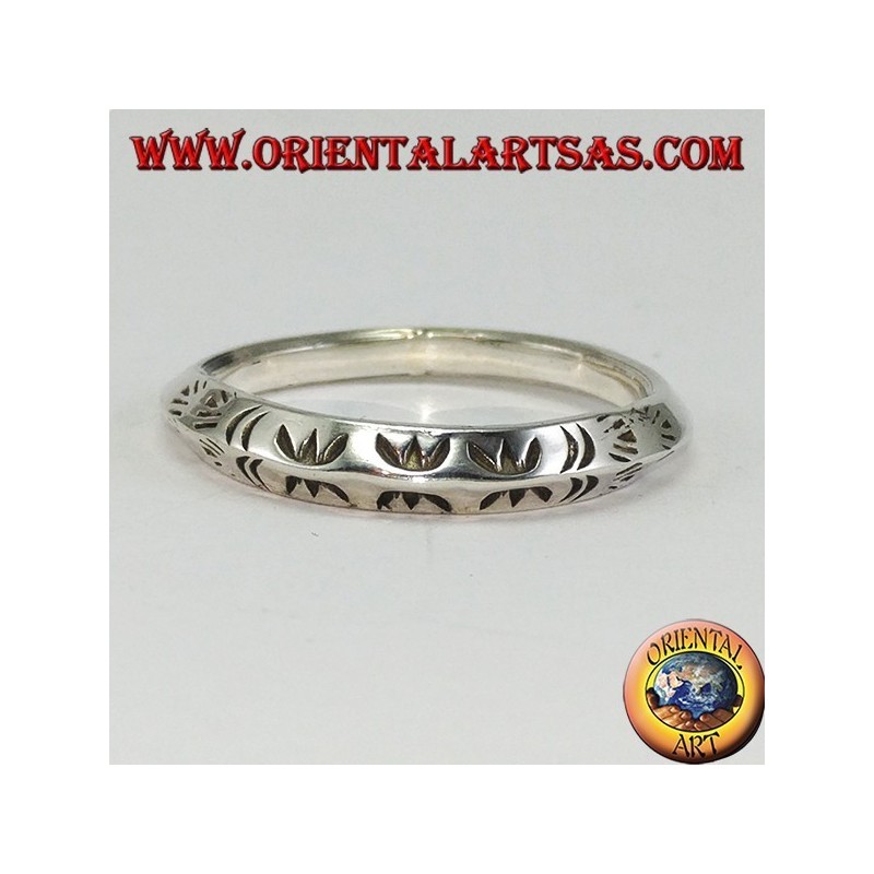 Bague en argent avec un profil triangulaire sculpté à la main