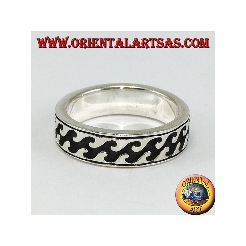 Anillo de plata con incrustaciones profundas