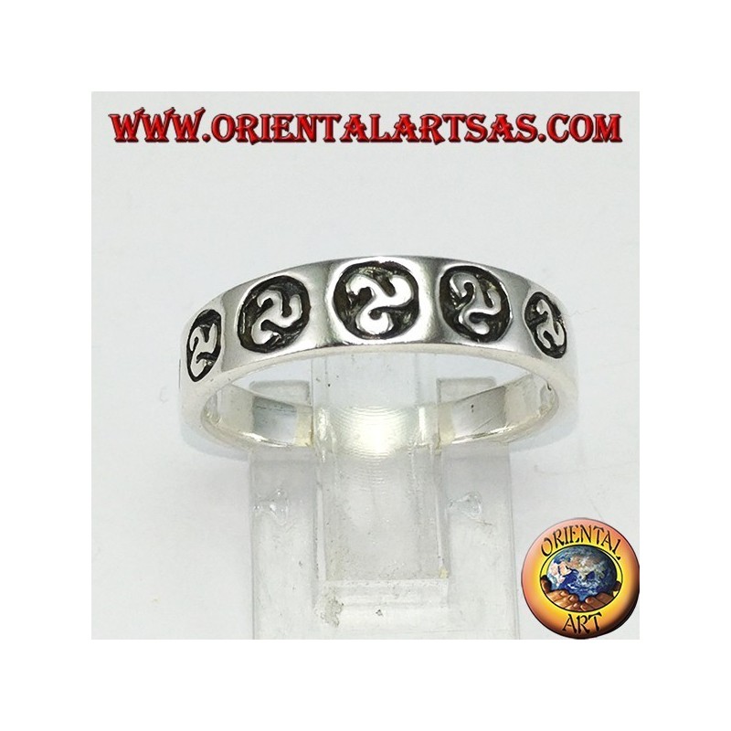 Anello fedina in argento con triskell triscele a bassorilievo