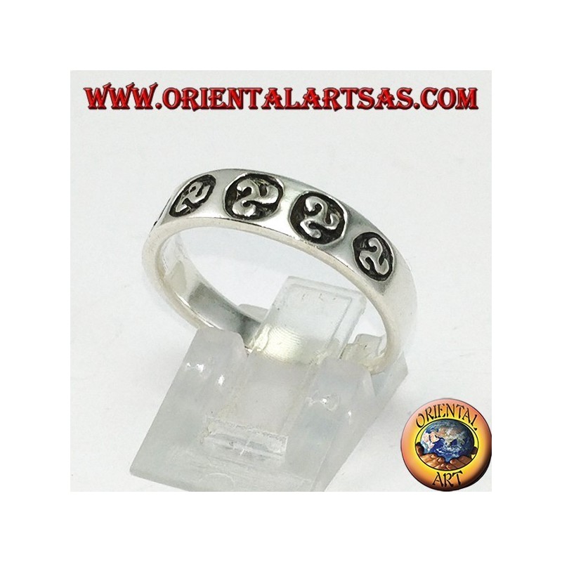 Anello fedina in argento con triskell triscele a bassorilievo